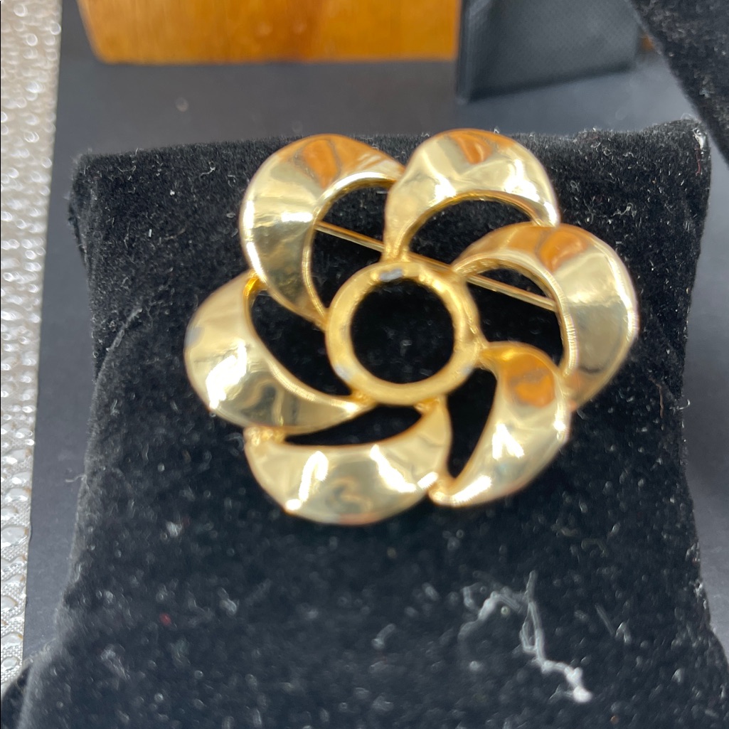 2.10.26-23 Vintage Brooks Goldtone Petal Brooch